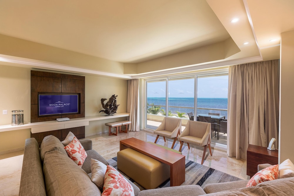 Superior Two Bedroom Presidential Suite thumbnail 5