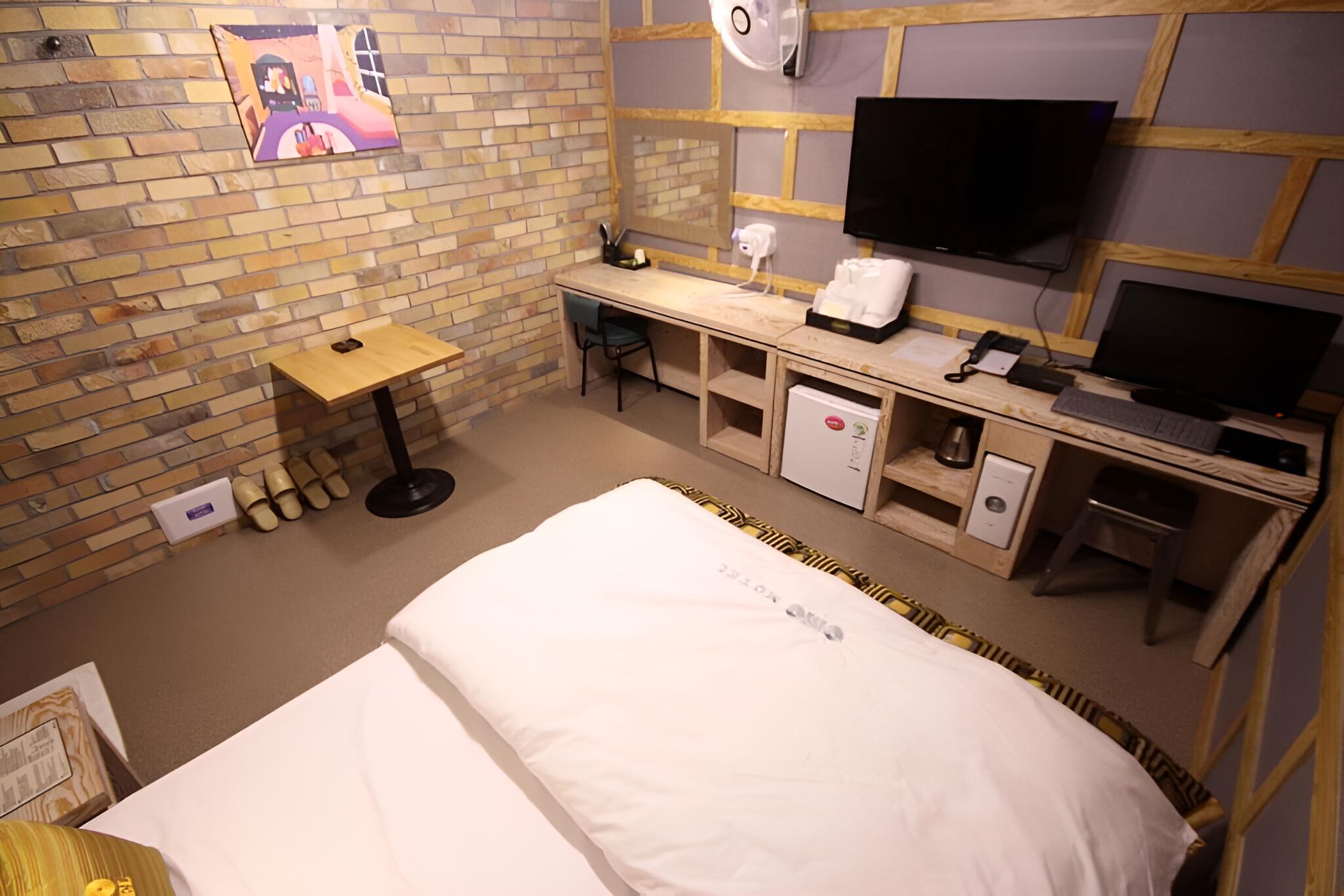 Room (Standard Room) - Photo 12