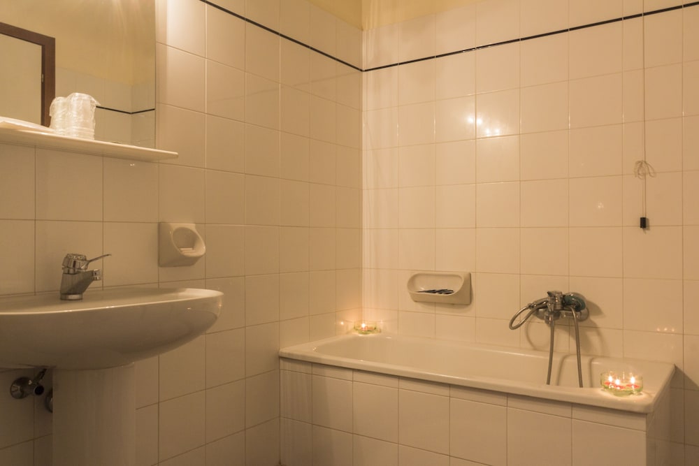 Basic Triple Room, Multiple Beds, Smoking, City View photo 2