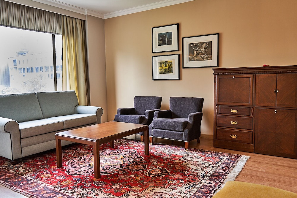Suite, 1 Bedroom - Photo 8