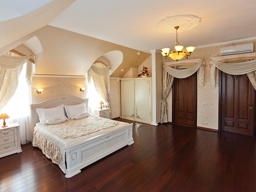 Honeymoon Suite
