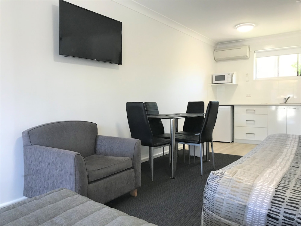 Deluxe Family Room, Kitchenette photo 3