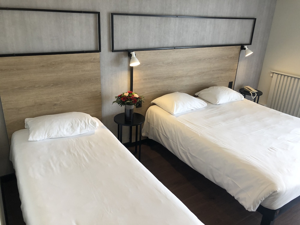 Deluxe Room, Multiple Beds (renovated) - Photo 17
