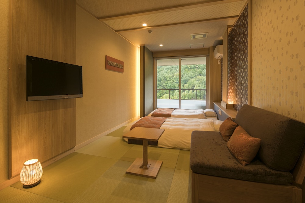 Japanese Style Room,6 Tatami Mats:15 Minutes from Itami Airport by Taxi, Tatoo may not be allowed.