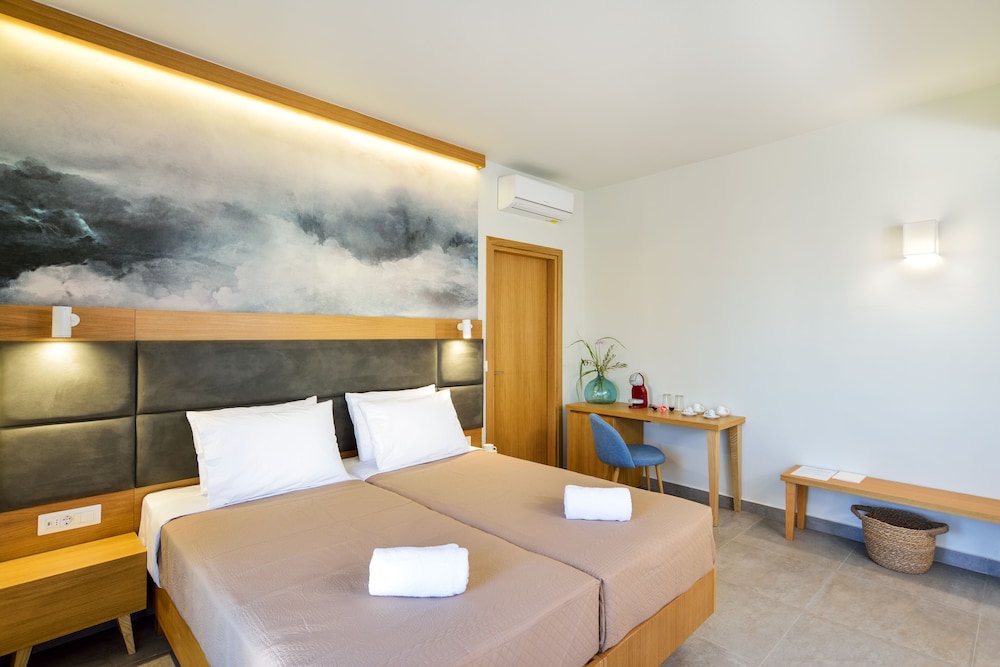 Two Bedroom Suite with Balcony - Photo 2