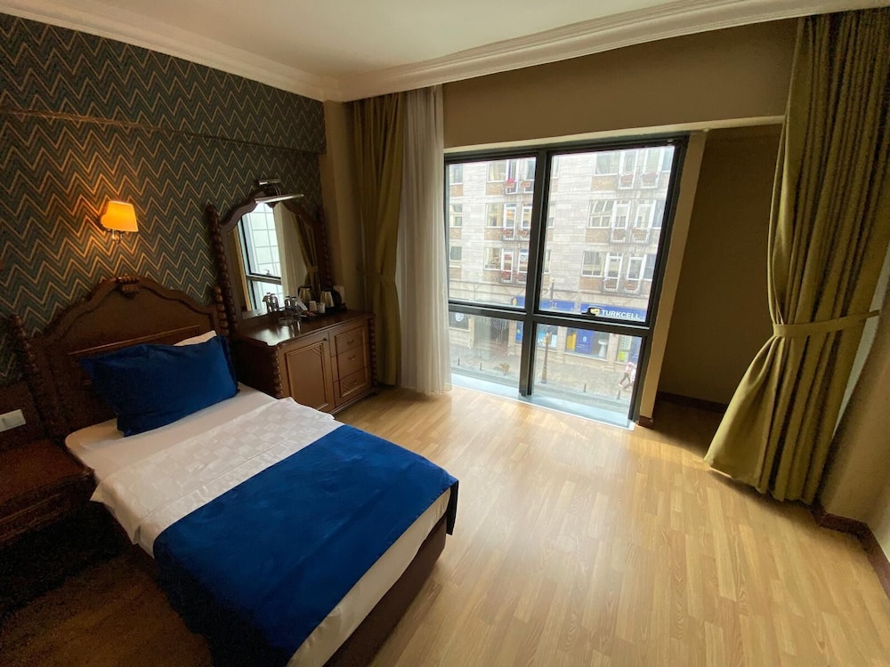 Classic Double or Twin Room, Non Smoking, City View photo 2