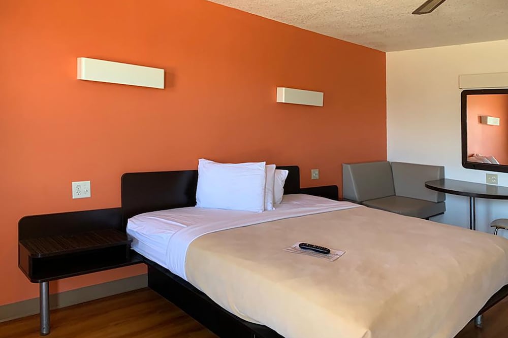 Standard Room, 1 Queen Bed, Non Smoking, Refrigerator & Microwave