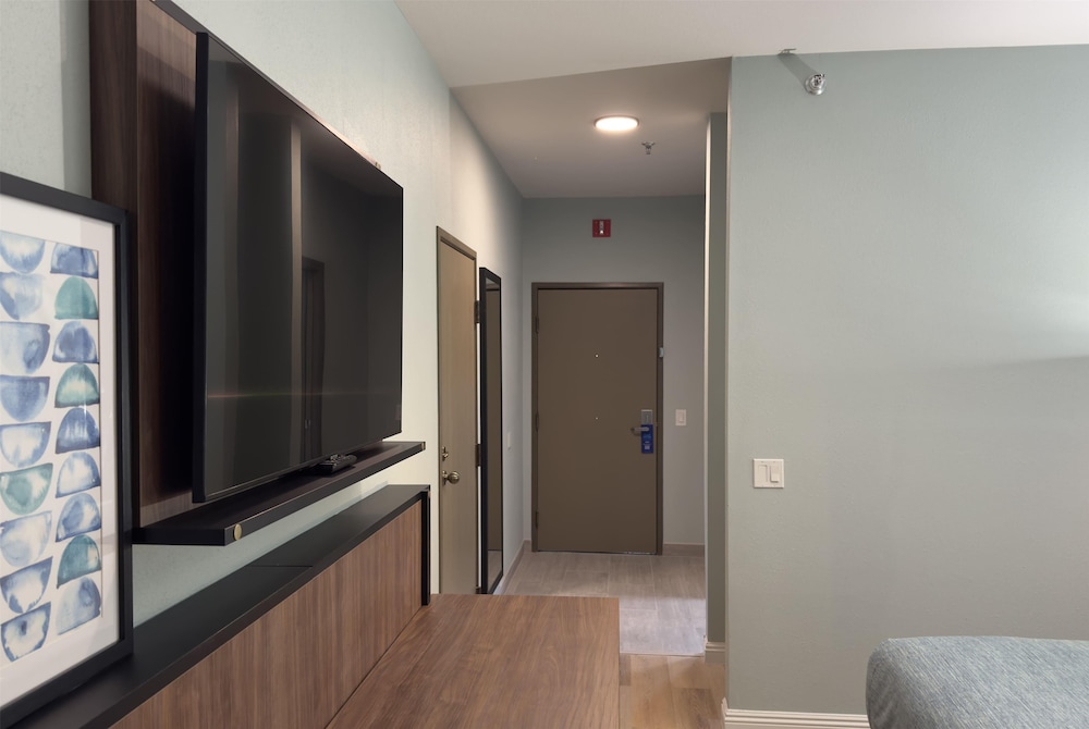 Room, 1 King Bed, Mobility Accessible, Non Smoking (Hearing, Tub W/Grab Bars) photo 1