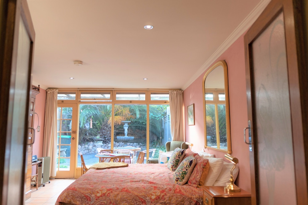 Romantic Spa Suite (Champagne) - 38a Melbourne Street photo 3