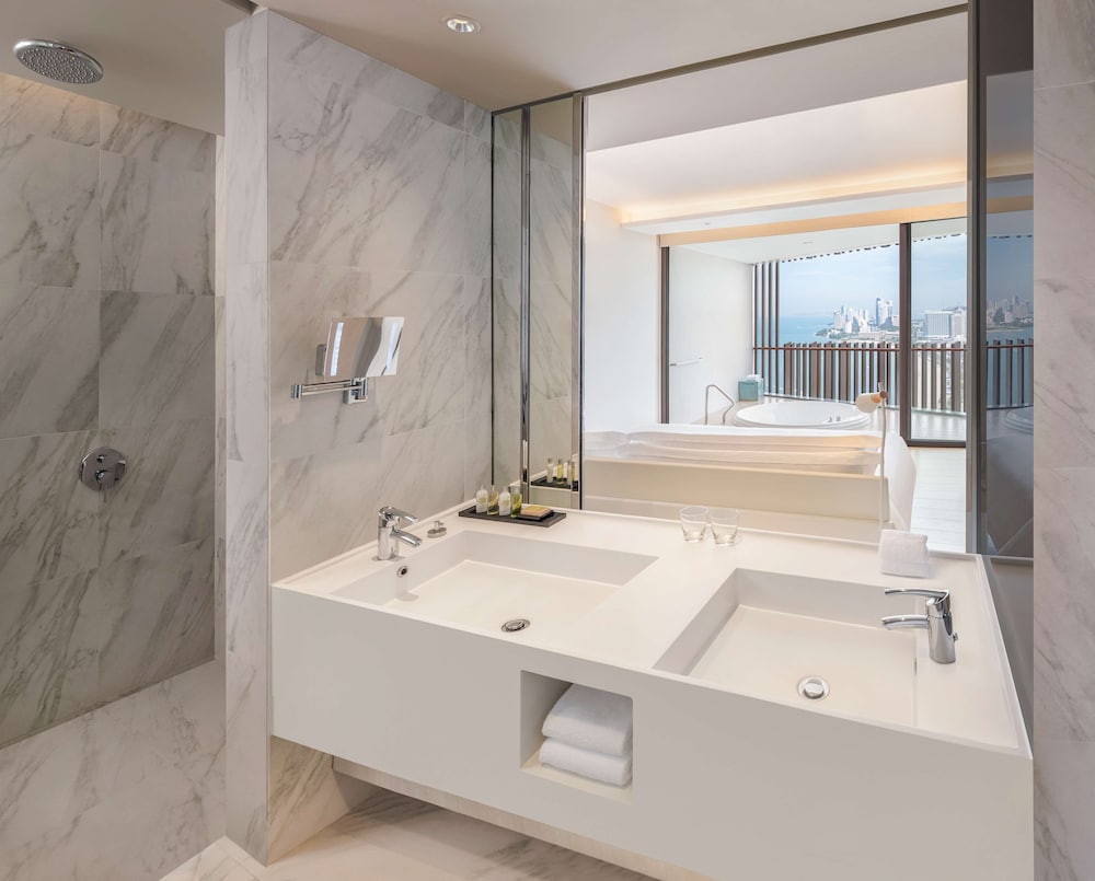 Premium Suite, 1 King Bed, Ocean View thumbnail 5
