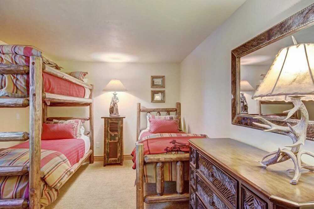 Condo, 2 Bedrooms