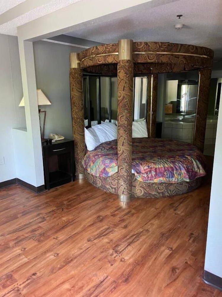 Honeymoon Room, 1 King Bed photo 1