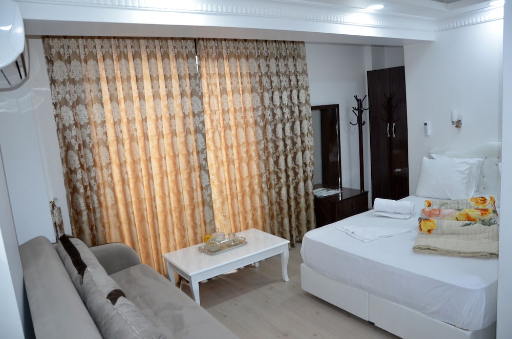 Family Room, 1 Bedroom photo 2