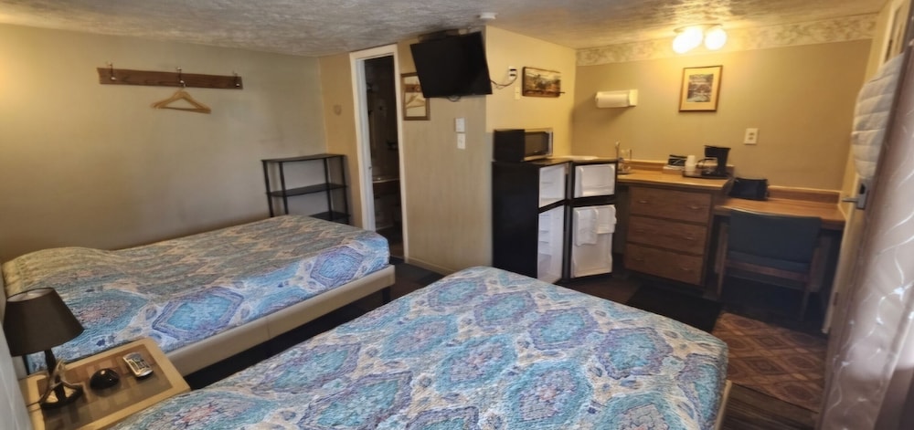 Basic Single Room, 2 Double Beds, Kitchenette, Ground Floor photo 1