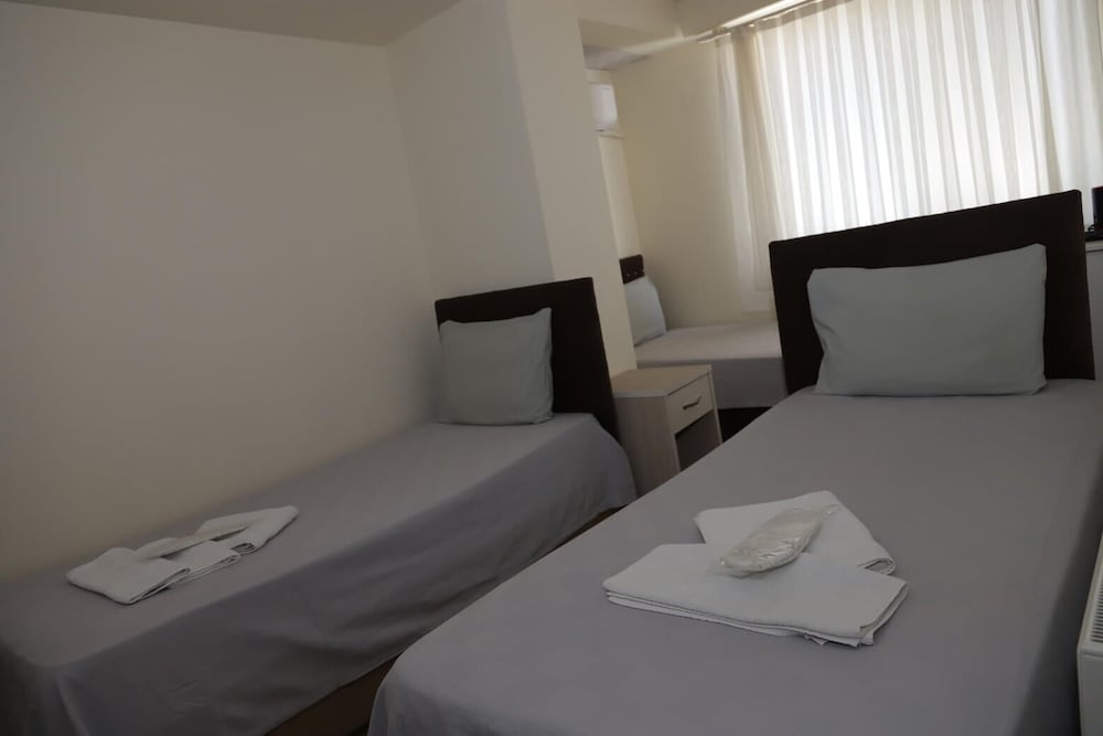 Basic Triple Room, 3 Twin Beds, City View photo 3