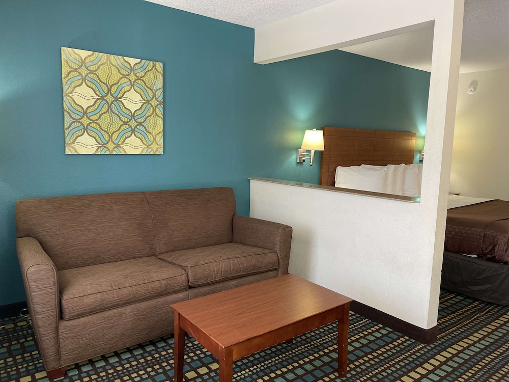 Suite, 1 King Bed, Non Smoking, Refrigerator & Microwave - Photo 1