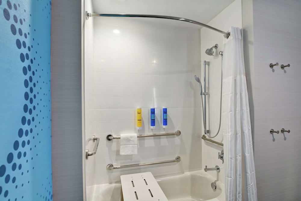 Room, 1 King Bed Accessible Non Smoking, Bathtub - Photo 5