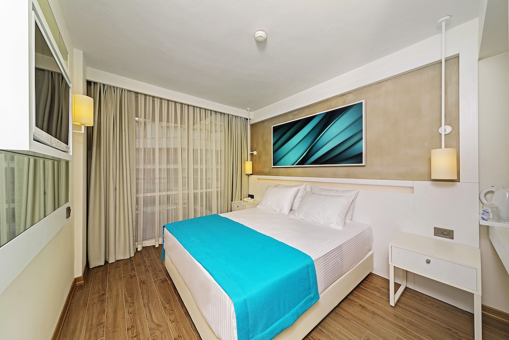 Standard Double or Twin Room, Partial Sea View photo 3