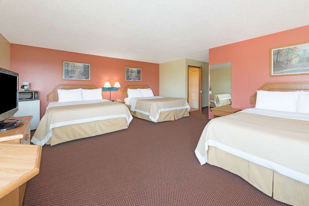 Studio Suite, Multiple Beds, Non Smoking (3 Queen Beds) photo 1