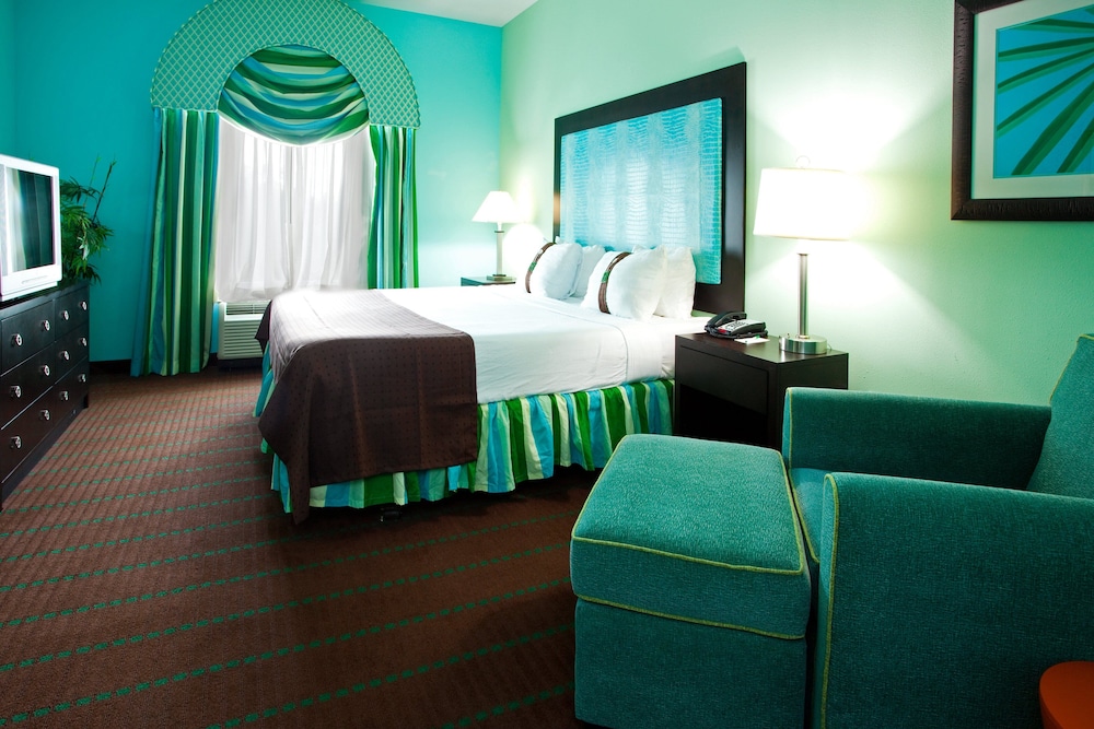 Premium Room, 1 King Bed, Accessible Bathtub - Photo 2