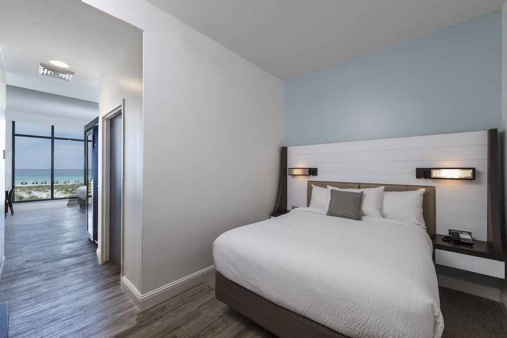Suite, 2 Queen Beds, Balcony (Mobility Accessible, Roll-In Shower) photo 3