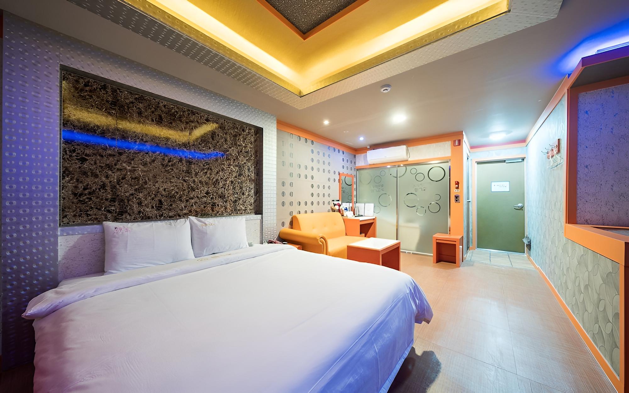 Room (Gaming Room (Bathtub/No Jetted Spa Tu) photo 1