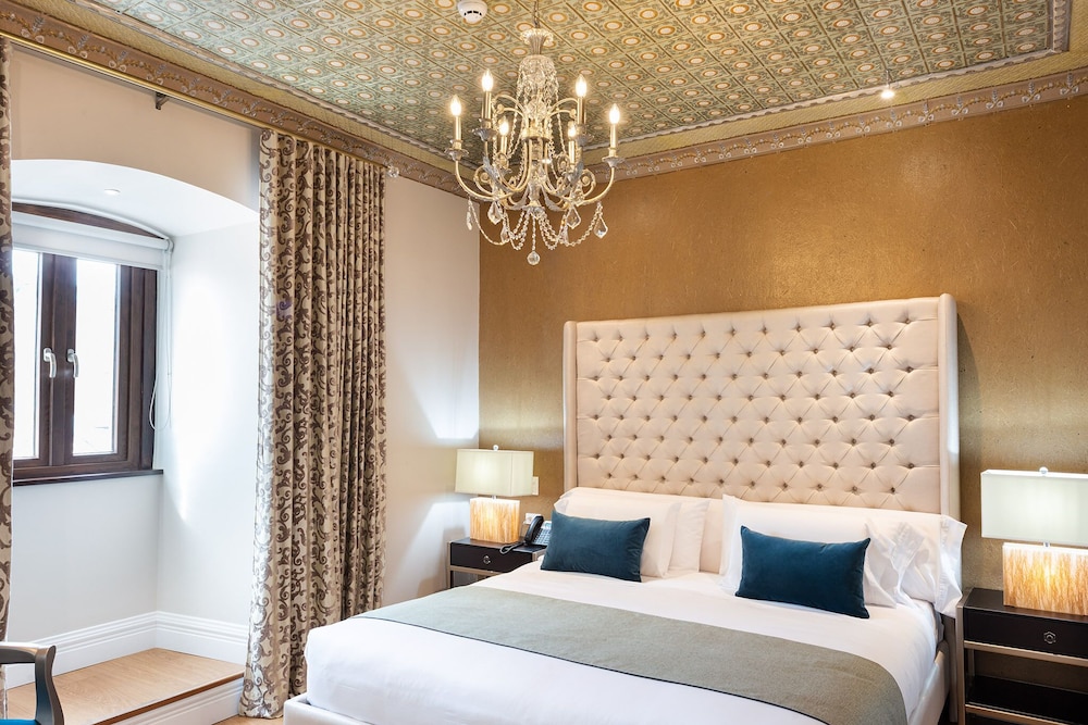 Deluxe Suite, 1 King Bed, City View