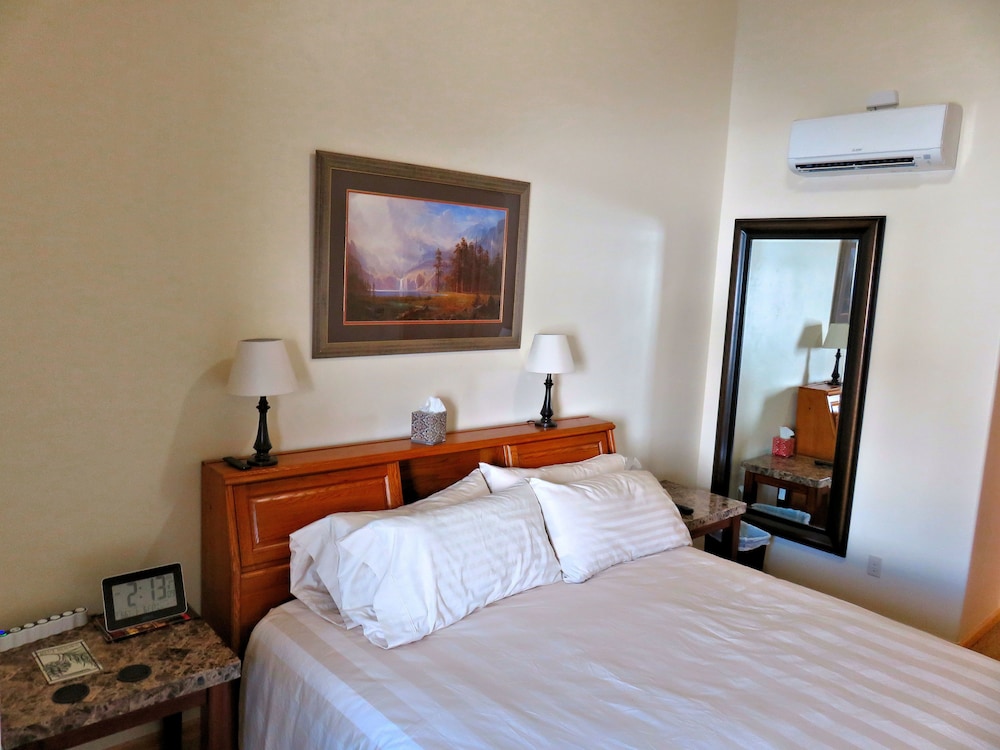 Deluxe King Bedroom with Mountain View photo 2