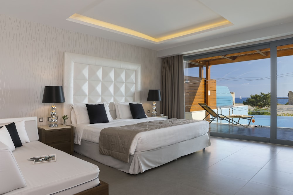 Superior Junior Suite with Private Pool and Partial Sea View - Photo 3