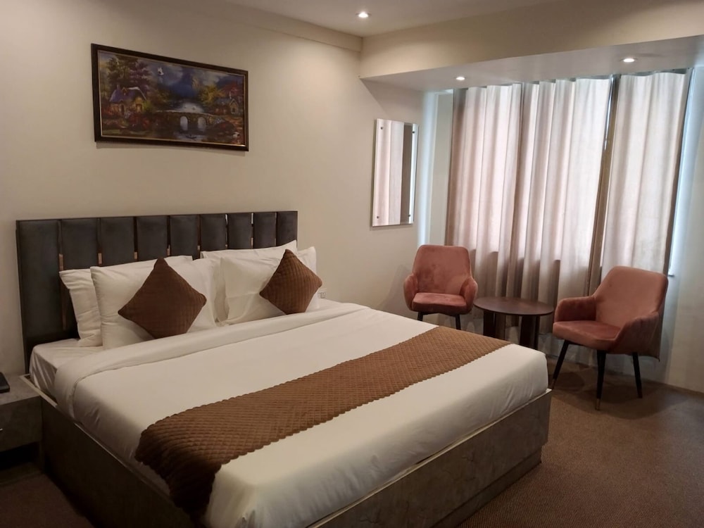 City Room - Photo 1