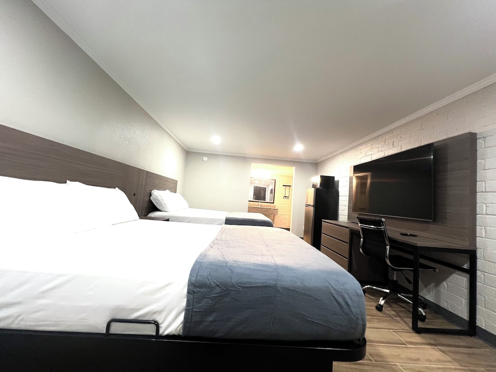 Double Room, 2 Queen Beds, Kitchenette photo 3