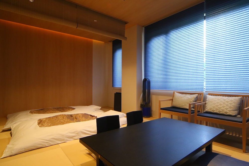 Family Room, Non Smoking, Mountain View photo 2