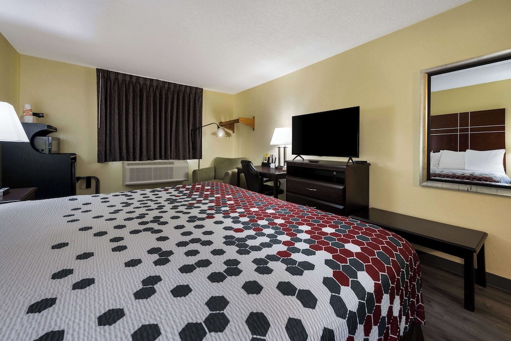 Standard Room, 1 King Bed, Non Smoking - Photo 7