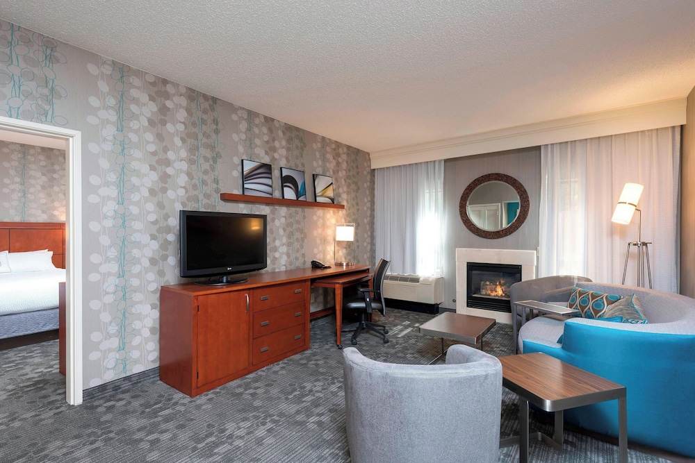 Suite, 1 Bedroom - Photo 1