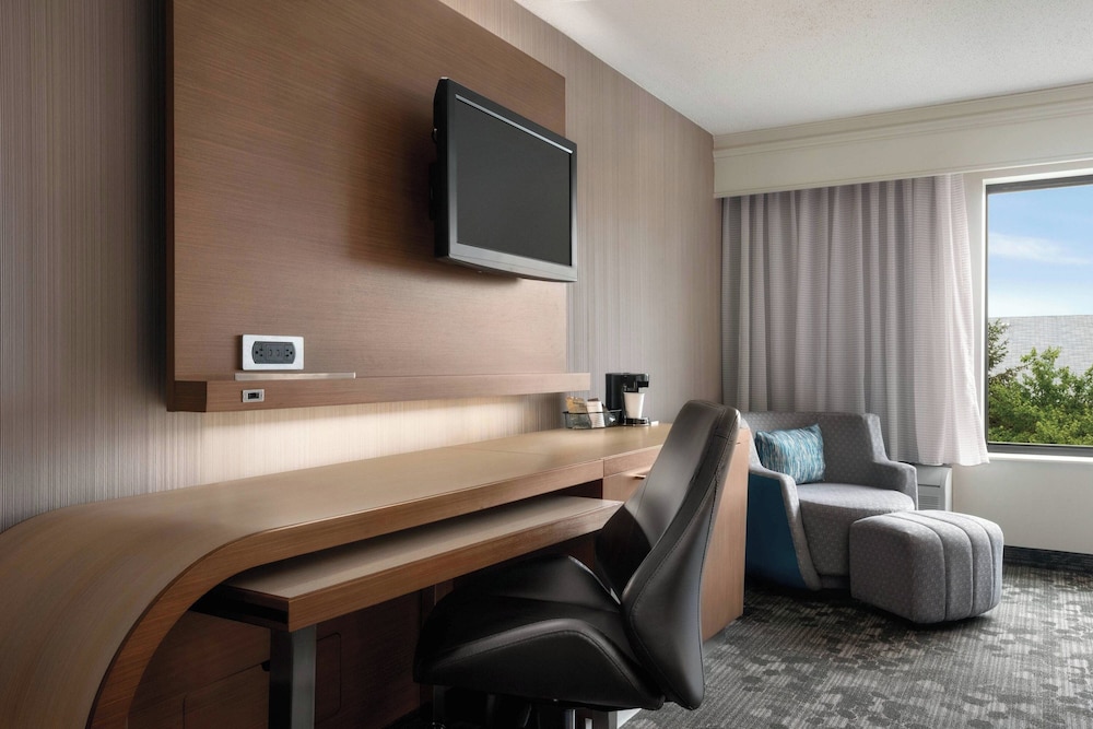 Room, 1 Queen Bed (Mobility Accessible, Tub) - Photo 3
