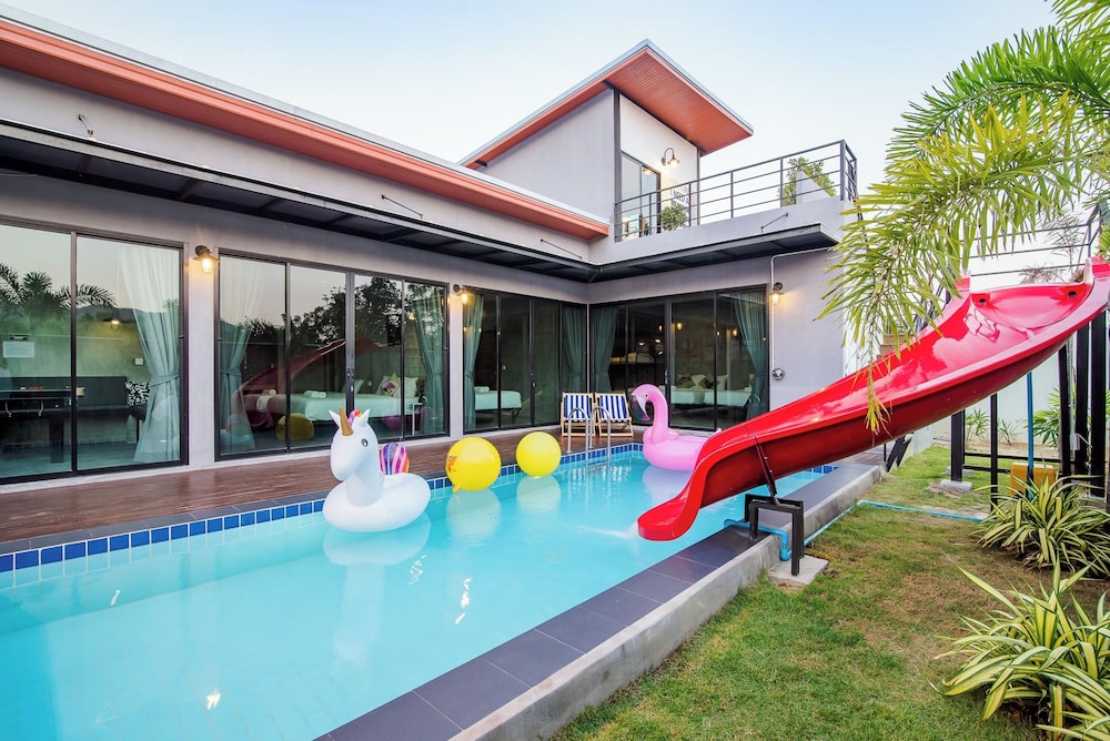 Four-Bedroom Villa - Photo 9