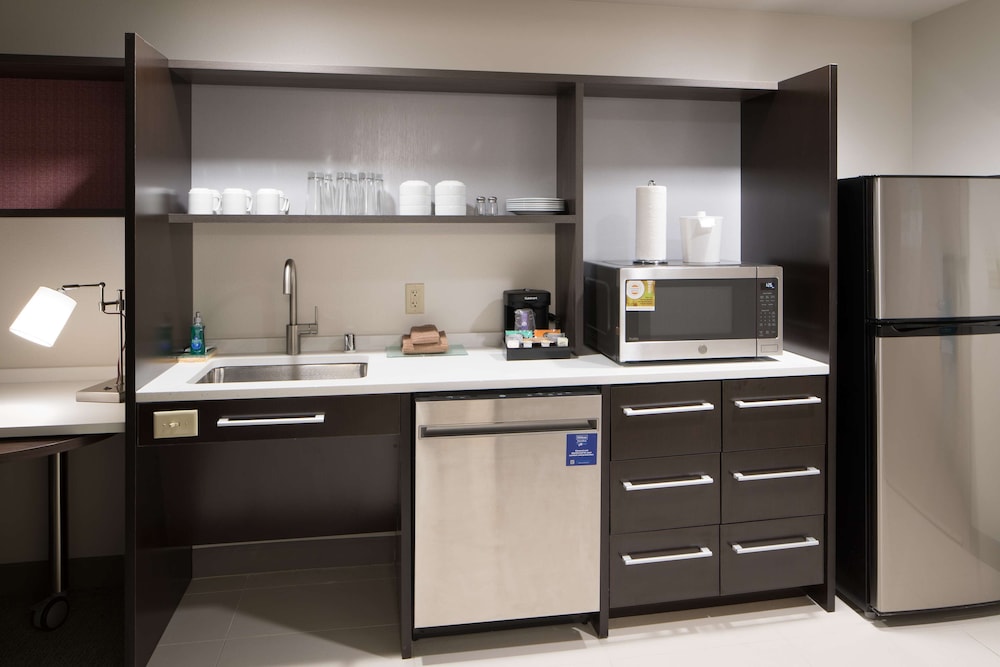 Suite, 1 Queen Bed, Accessible (Mobility & Hearing, Roll-in Shower) photo 2