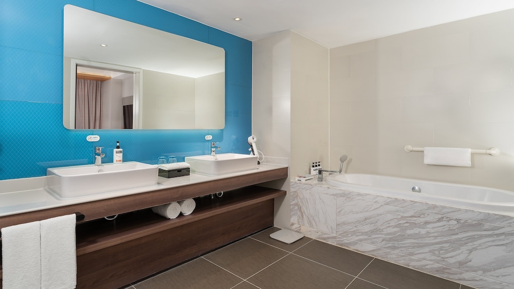 Suite, 1 Bedroom (Dining) - Photo 7