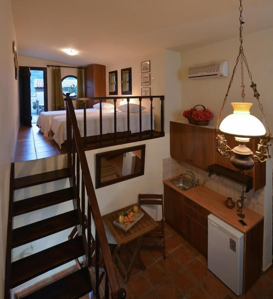Traditional Loft, 2 Twin Beds
