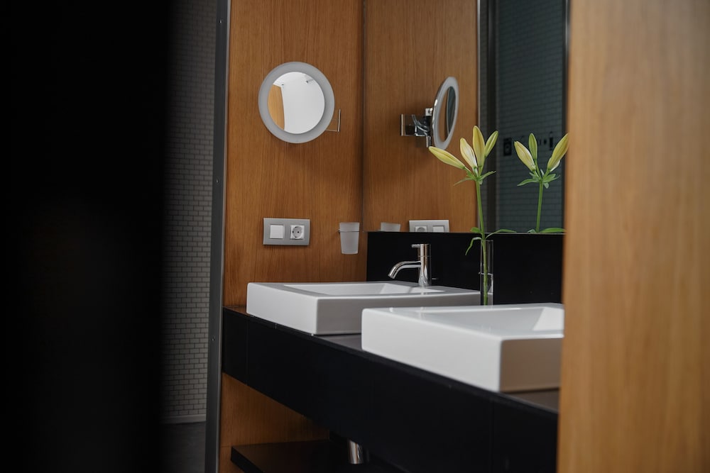 Superior Double Room, Bathtub - Photo 5