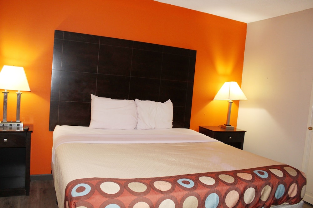 Basic Room, 1 Queen Bed photo 2