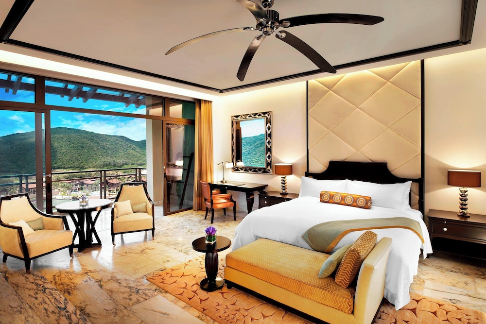 Grand Room, 1 King Bed, Harbor View - Photo 7