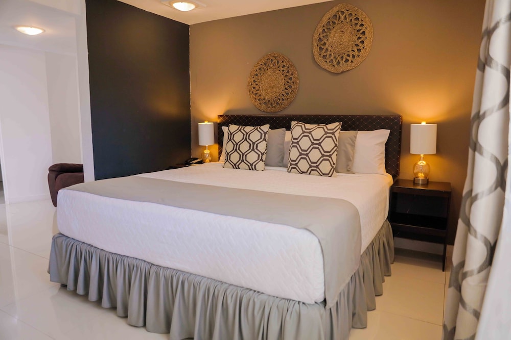 Design Room, 1 Queen Bed, Courtyard View photo 1