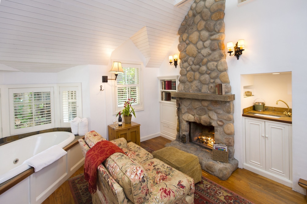 Luxury Cottage, 1 Queen Bed, Jetted Tub, Fireplace (Plumstead Cottage) - Photo 5