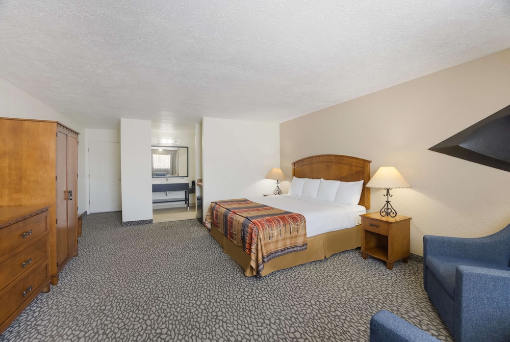 Executive Room, 1 King Bed, Non Smoking, Refrigerator photo 2
