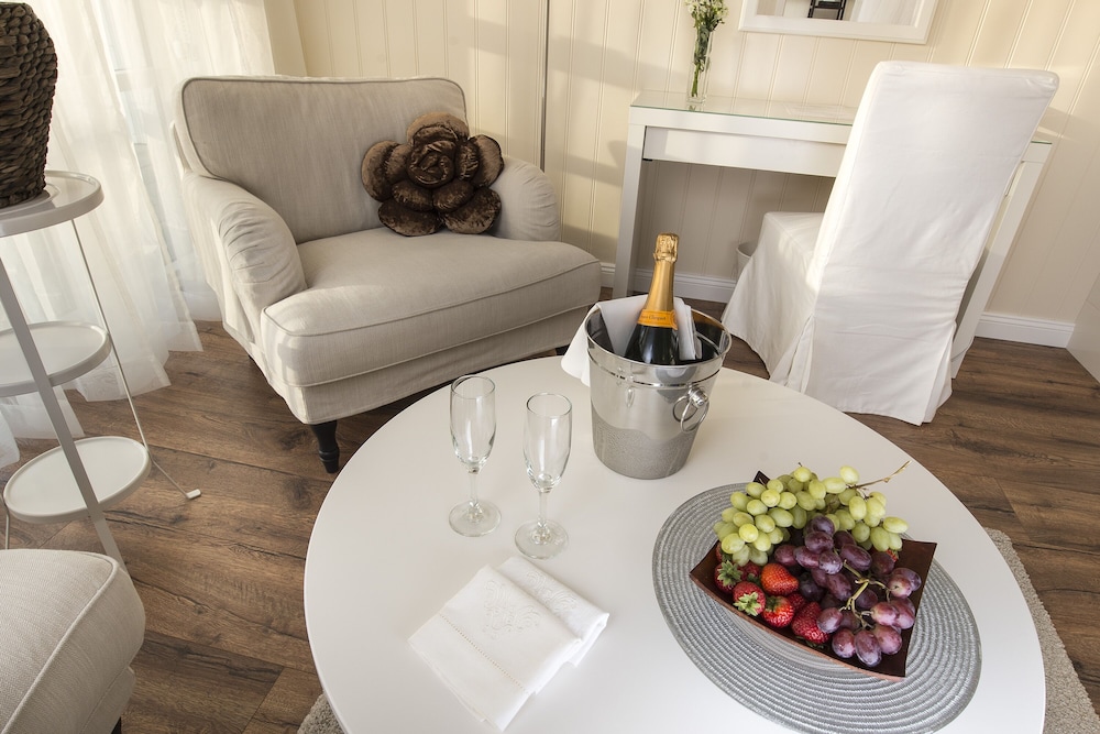 Junior Suite with Hot Tub Access - Photo 7