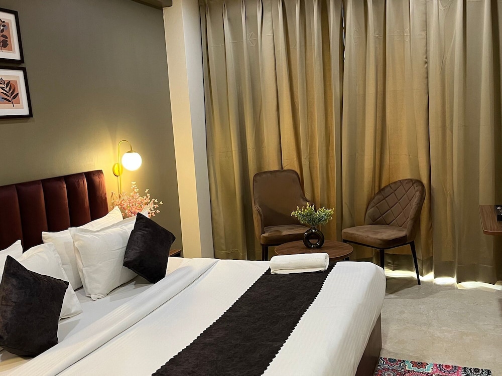 Superior Room with Balcony - Photo 8