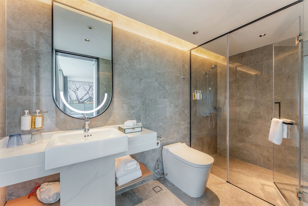 Premium Room, 1 King Bed, City View (High Floor) - Photo 3