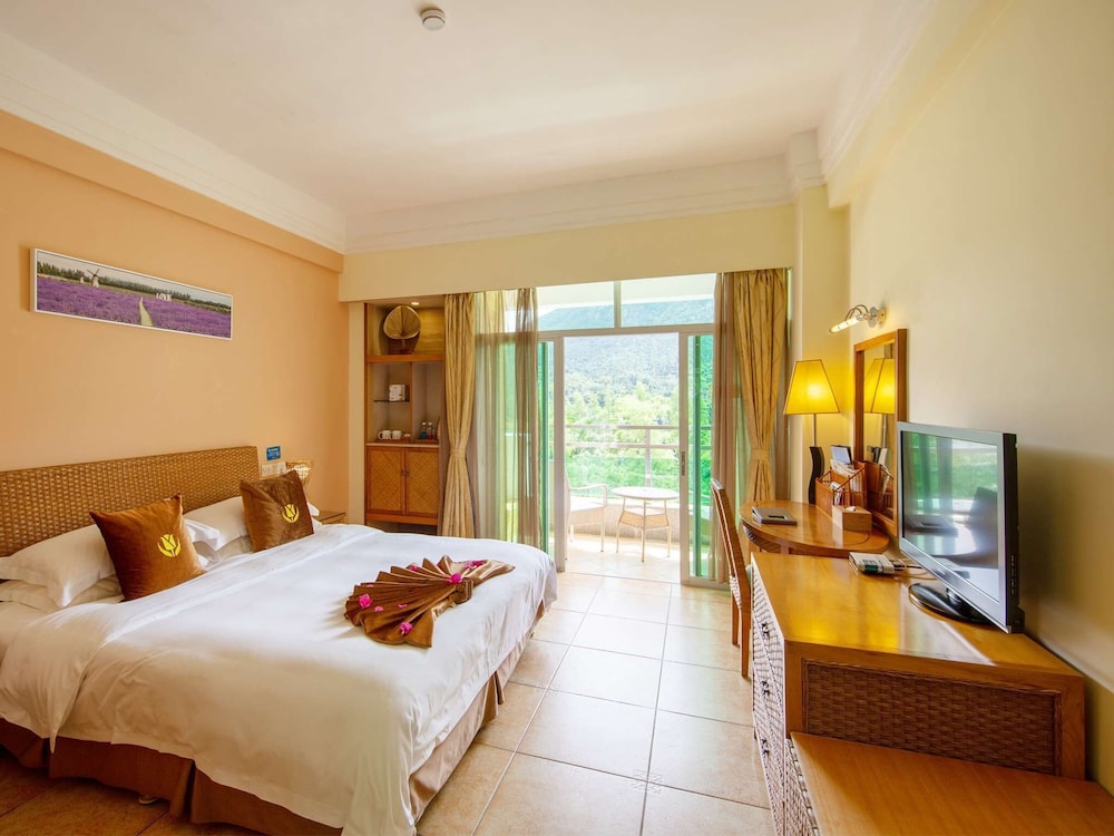 Standard Room, 1 King Bed with Sofa bed, Lake View photo 1