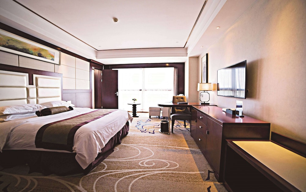 Deluxe Suite, 1 King Bed, Non Smoking photo 1